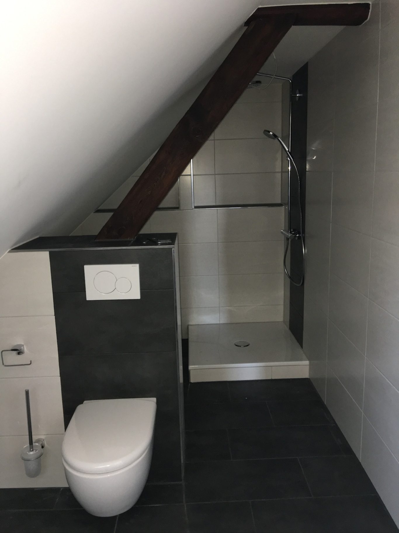 Nachher Modernisiertes Badezimmer mit Toilette und Dusche