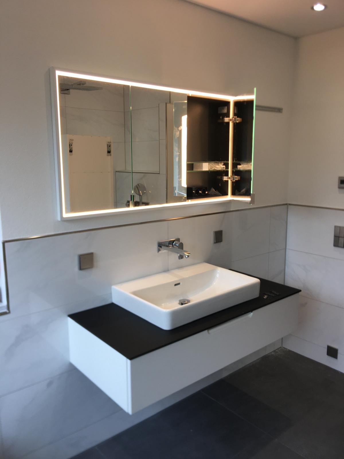 Nachher Bild eines modernisierten Badezimmers und Waschbecken